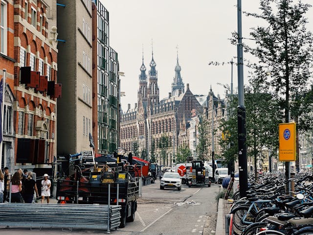 Contrasting Urban Experiences: Unpacking Life in Tokyo Compared to Amsterdam