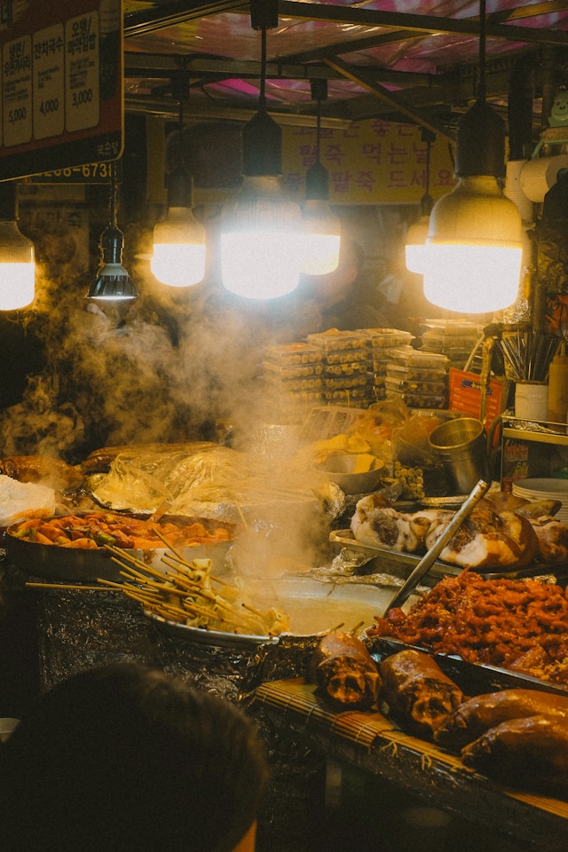 navigating seoul's diverse street food offerings: a guide to tasty finds
