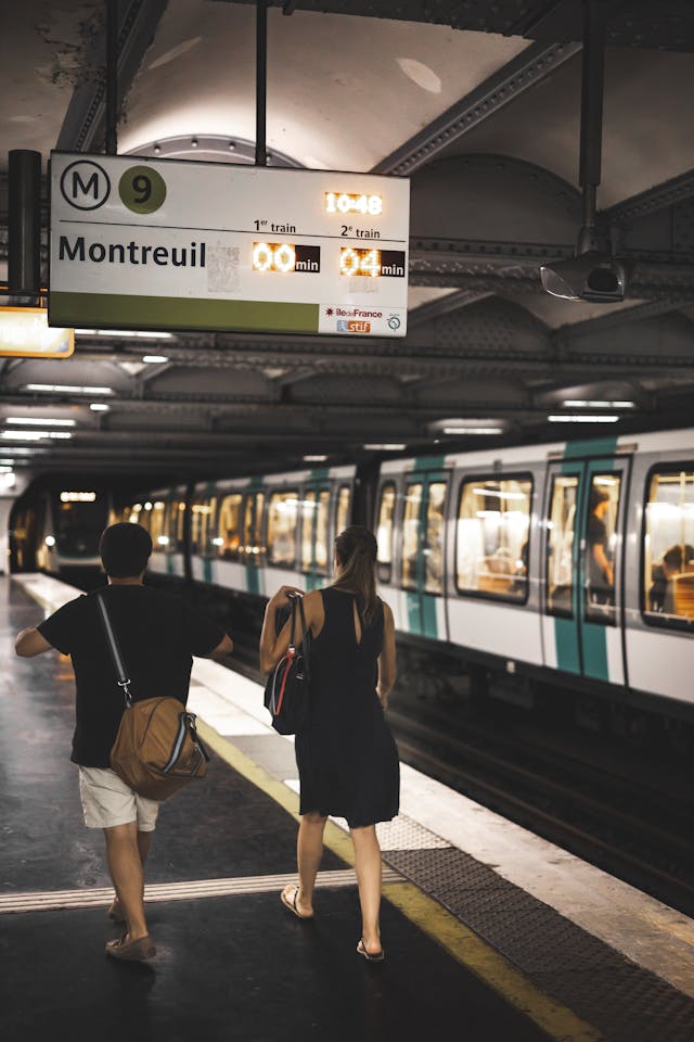 How to Effectively Use the Metro and Buses in Paris